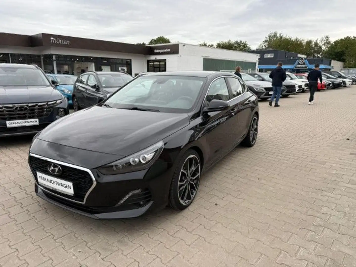 Hyundai i30 Fastback 1.4 Benzin Premium Bluetooth Navi LED Schwarz - 1