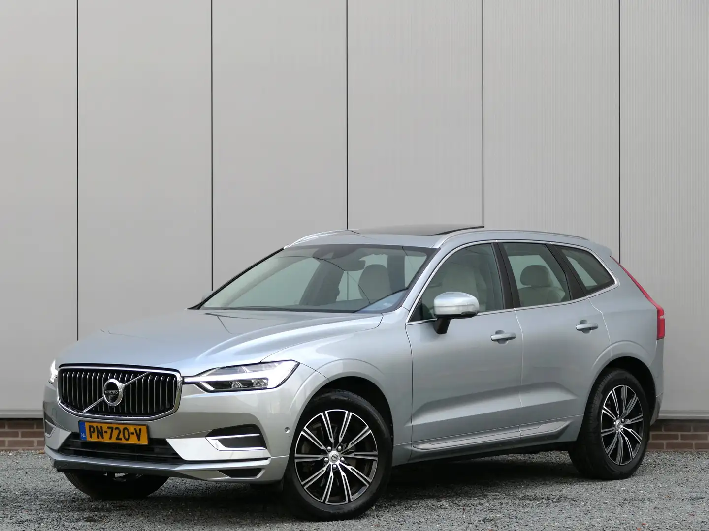 Volvo XC60 T5 AUT AWD Inscription 12 MND garantie Panoramadak Grijs - 1
