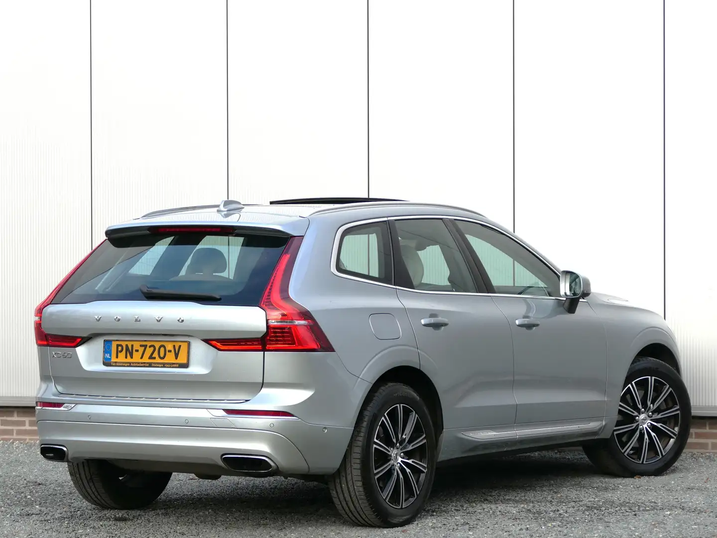 Volvo XC60 T5 AUT AWD Inscription 12 MND garantie Panoramadak Grijs - 2