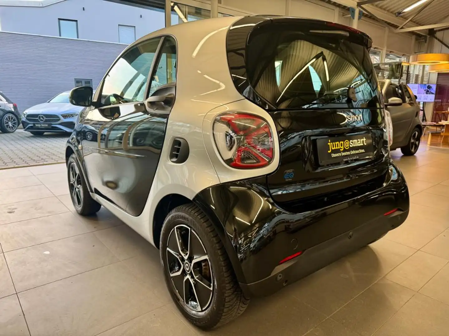 smart forTwo EQ 22kw Bordlader Exklusiv Pano Schwarz - 2
