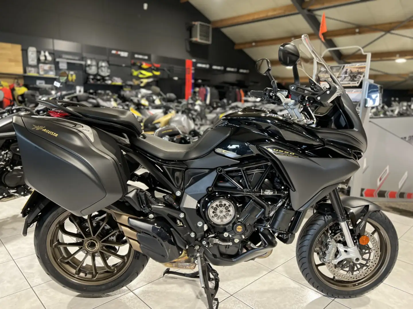 MV Agusta Turismo Veloce 800 LUSSO SCS Noir - 1