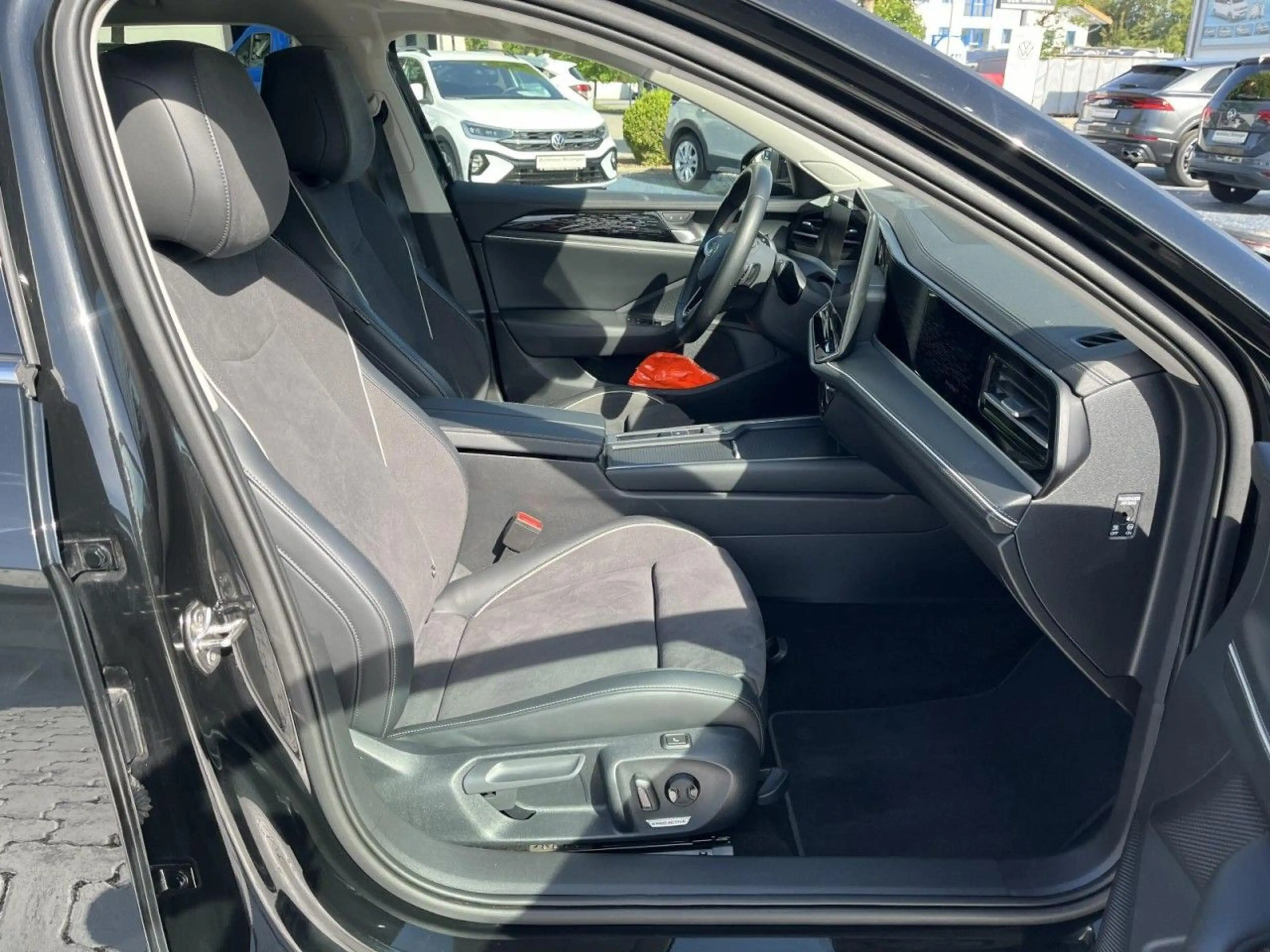Volkswagen Passat Variant 2.0 TDI Business DSG (LED+NAVI+AH — photo 11