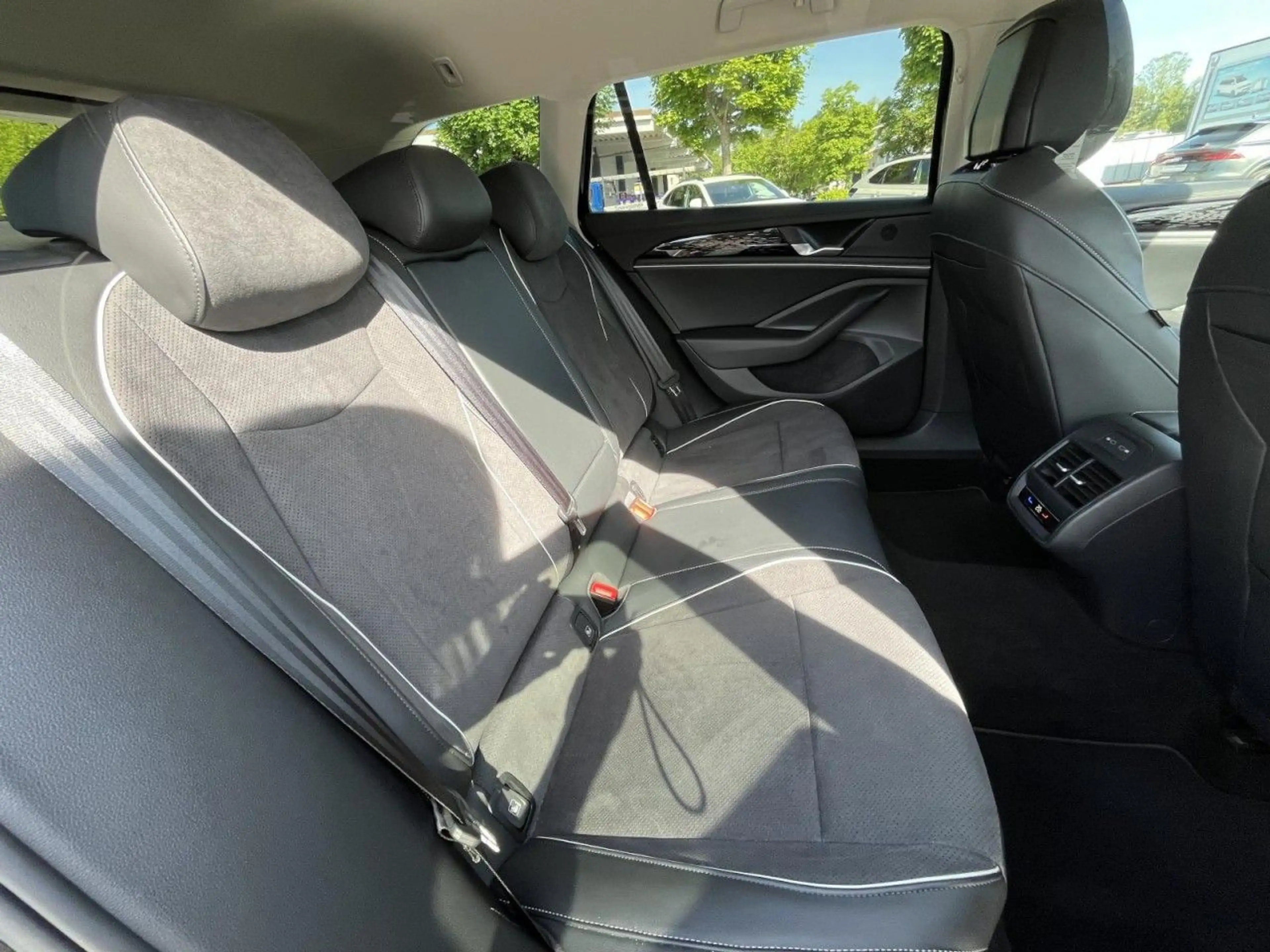 Volkswagen Passat Variant 2.0 TDI Business DSG (LED+NAVI+AH — photo 9