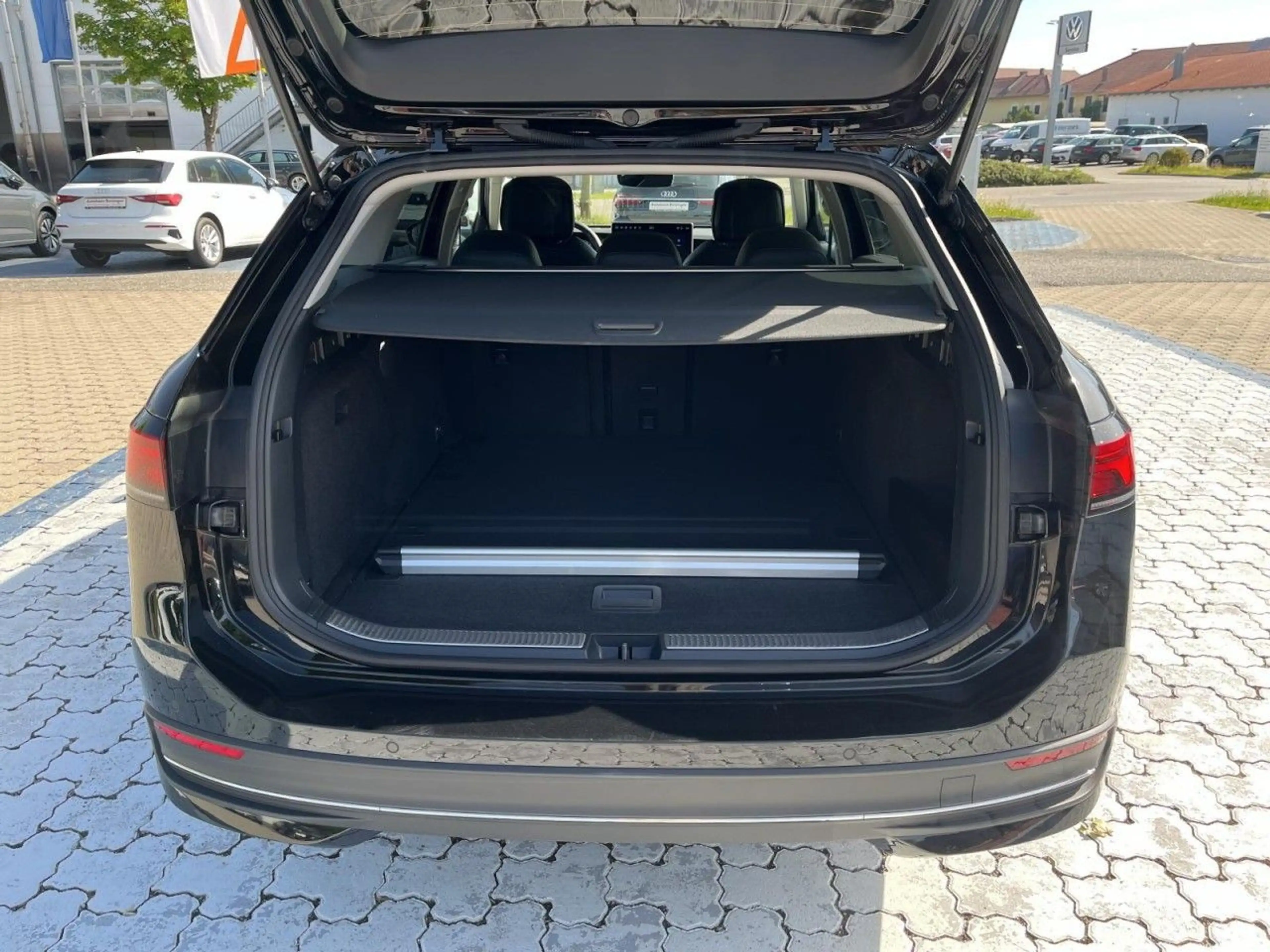 Volkswagen Passat Variant 2.0 TDI Business DSG (LED+NAVI+AH — photo 6