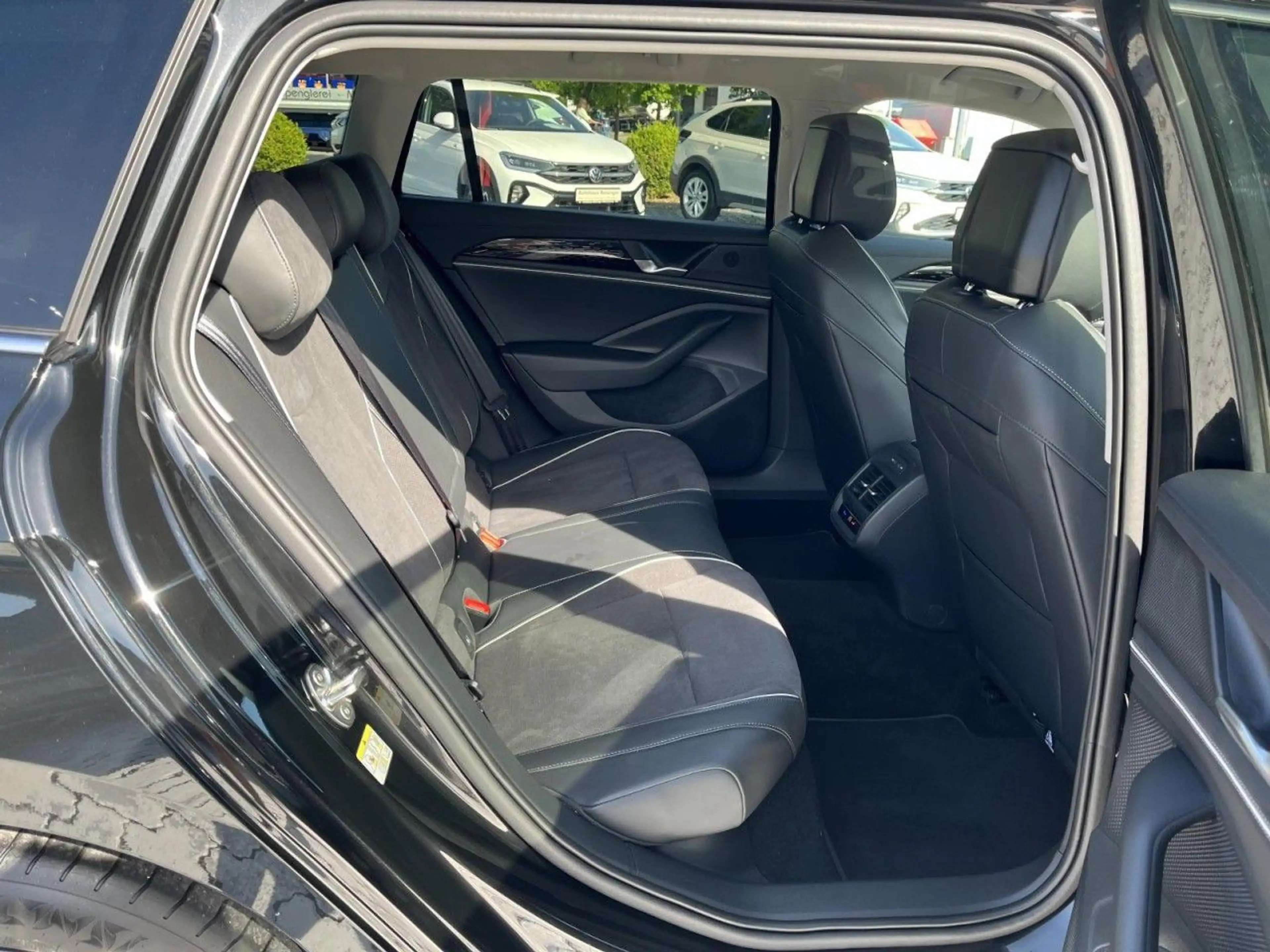 Volkswagen Passat Variant 2.0 TDI Business DSG (LED+NAVI+AH — photo 8