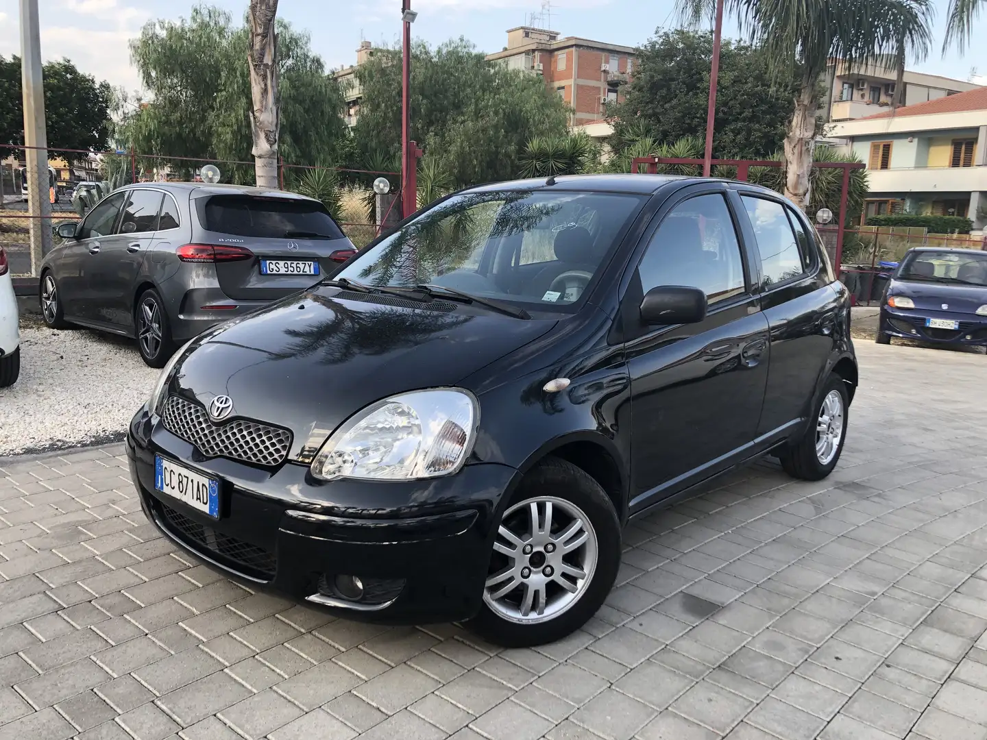 Toyota Yaris 5p 1.4 d-4d Sol Schwarz - 2