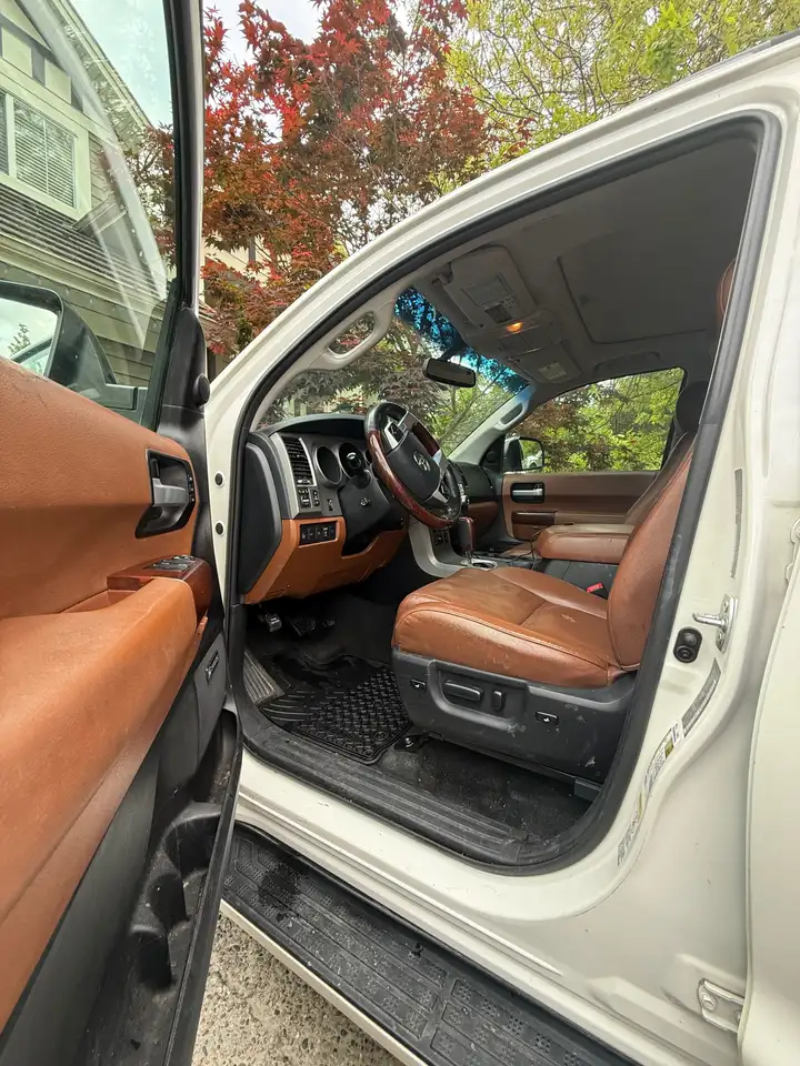 Toyota Sequoia снимка Toyota Sequoia