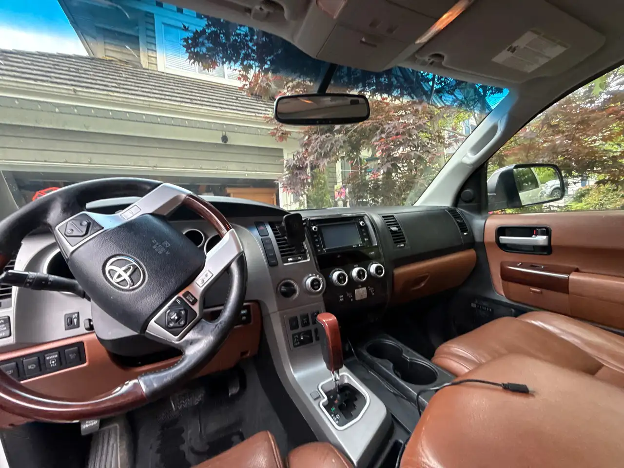 Toyota Sequoia снимка Toyota Sequoia