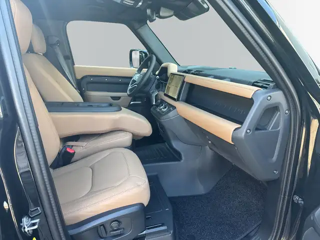 Land Rover Defender 110 view 9