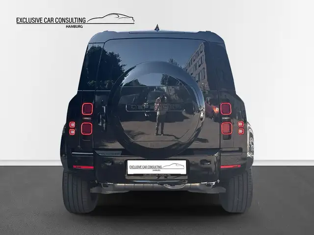 Land Rover Defender 110 view 5
