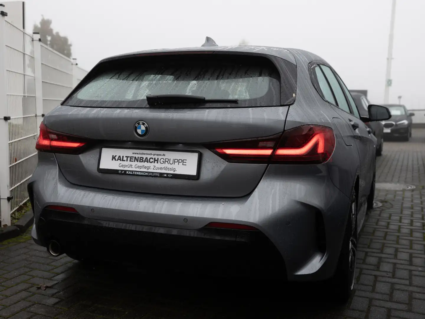 BMW 118 i M-Sport LED ACC NAVI H/K LEDER KAMERA Grijs - 2