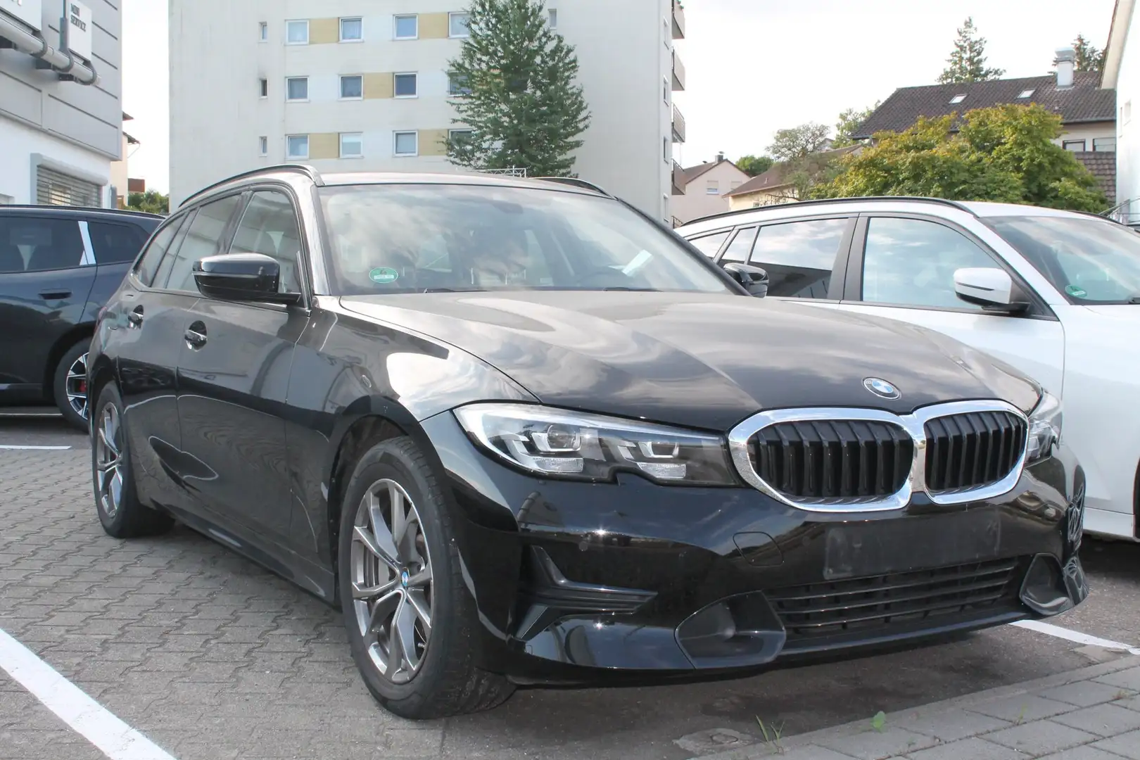 BMW 330 i Touring Sport Line Navi.LED.AHK.KomfZg.PDC Schwarz - 1