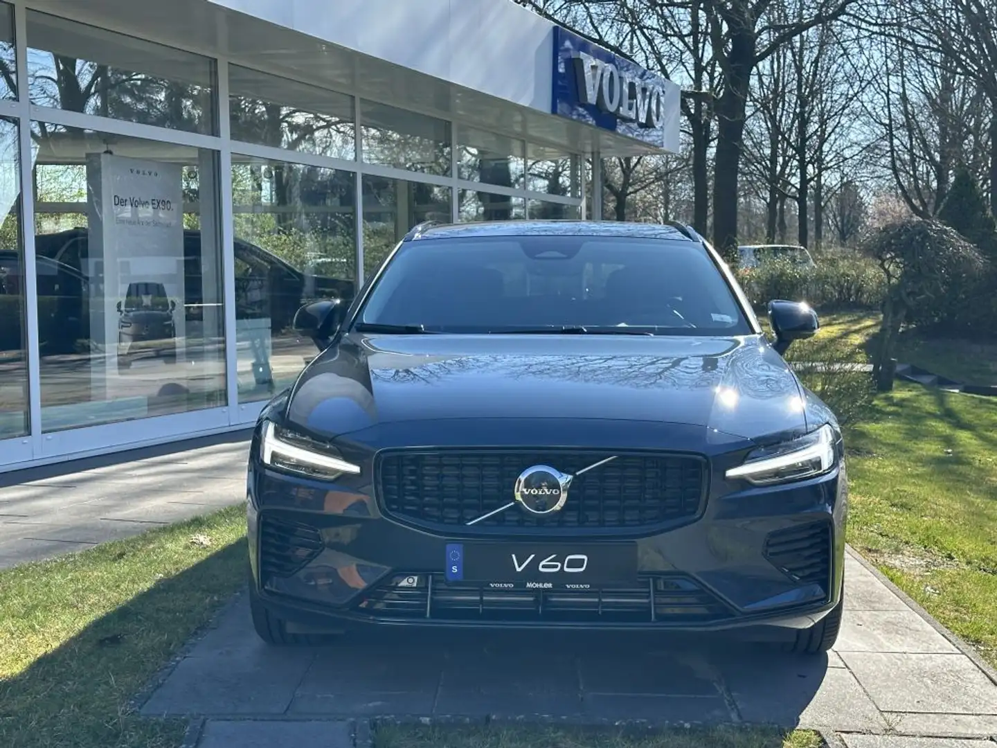 Volvo V60 T8 Plug-in Hybrid AWD Plus Dark Blau - 2