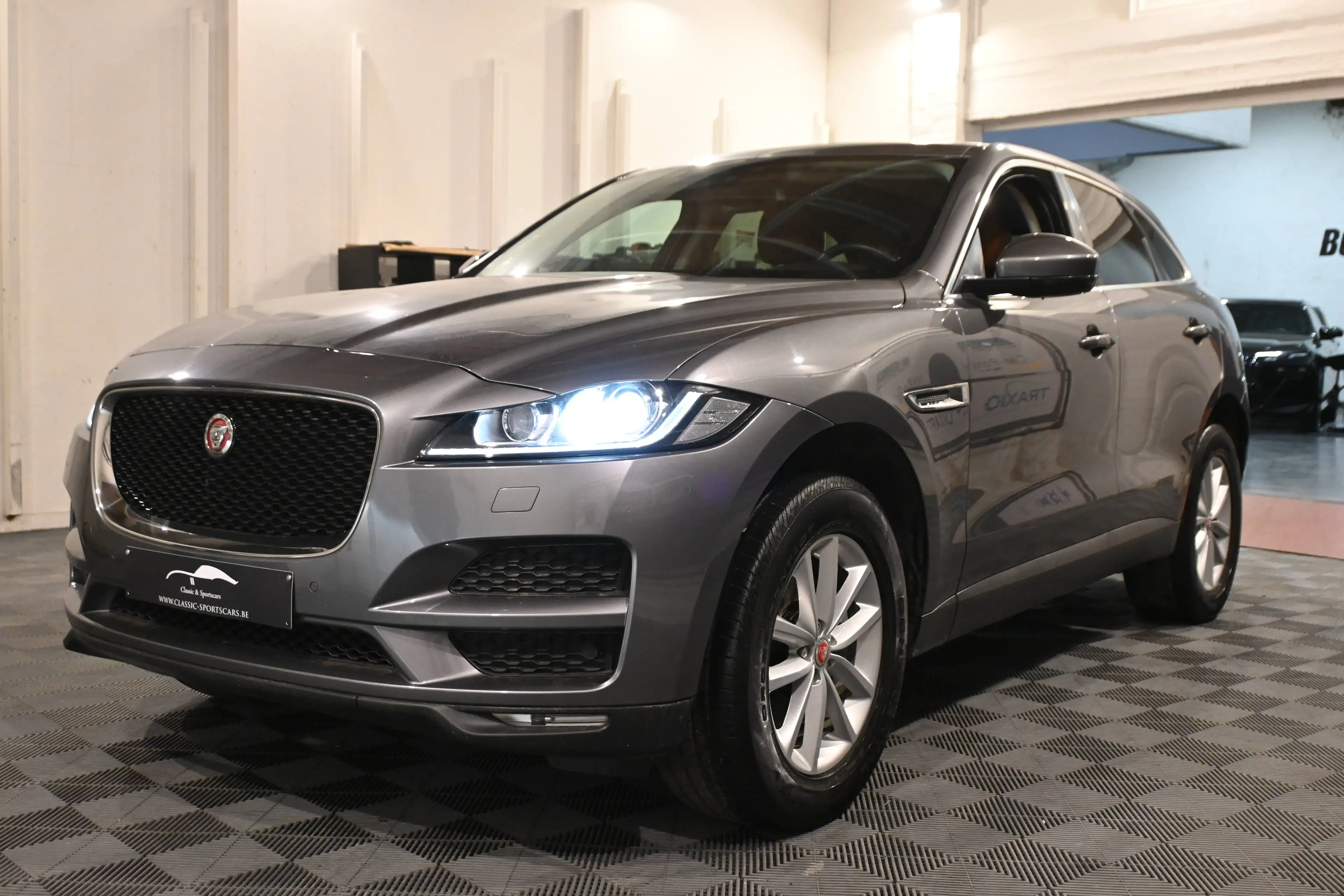 Jaguar F-Pace 2.0 D AWD PRESTIGE / CAMERA / XENON / CARPLAY / PDC !! — photo 4