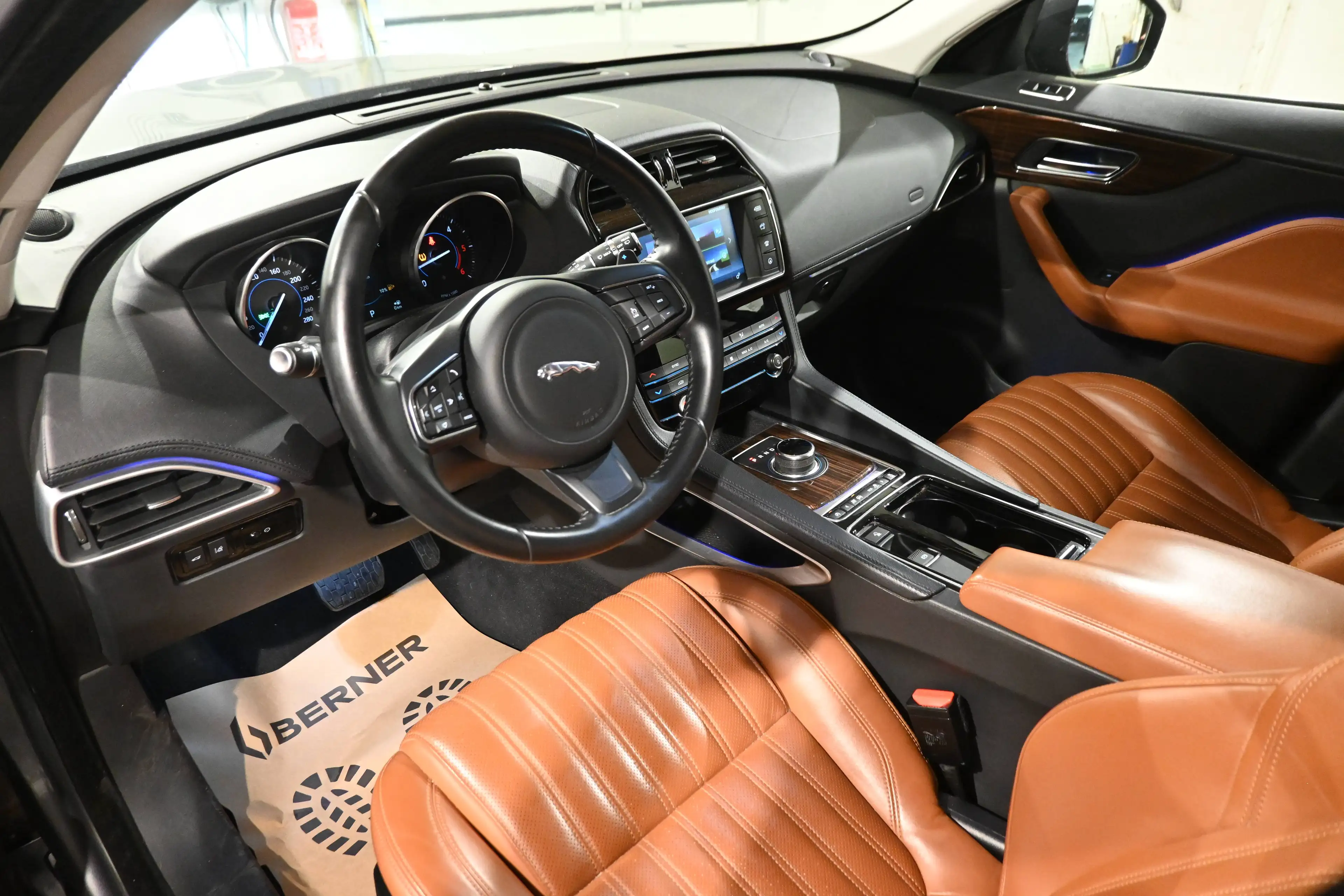 Jaguar F-Pace 2.0 D AWD PRESTIGE / CAMERA / XENON / CARPLAY / PDC !! — photo 13