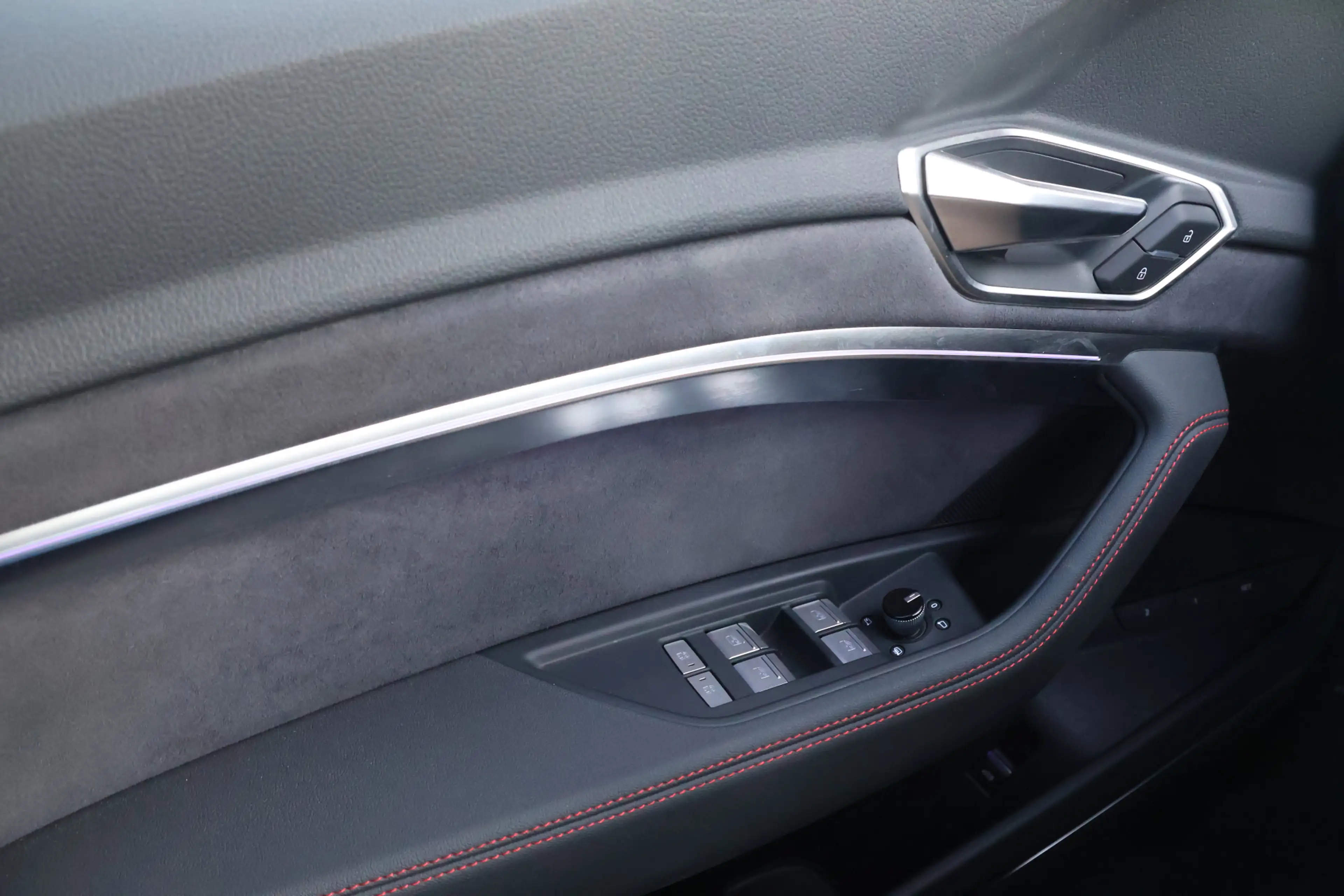 Audi Q8 e-tron 55 quattro S Edition 115 kWh SOH 100% Pano/LED Mat — photo 10