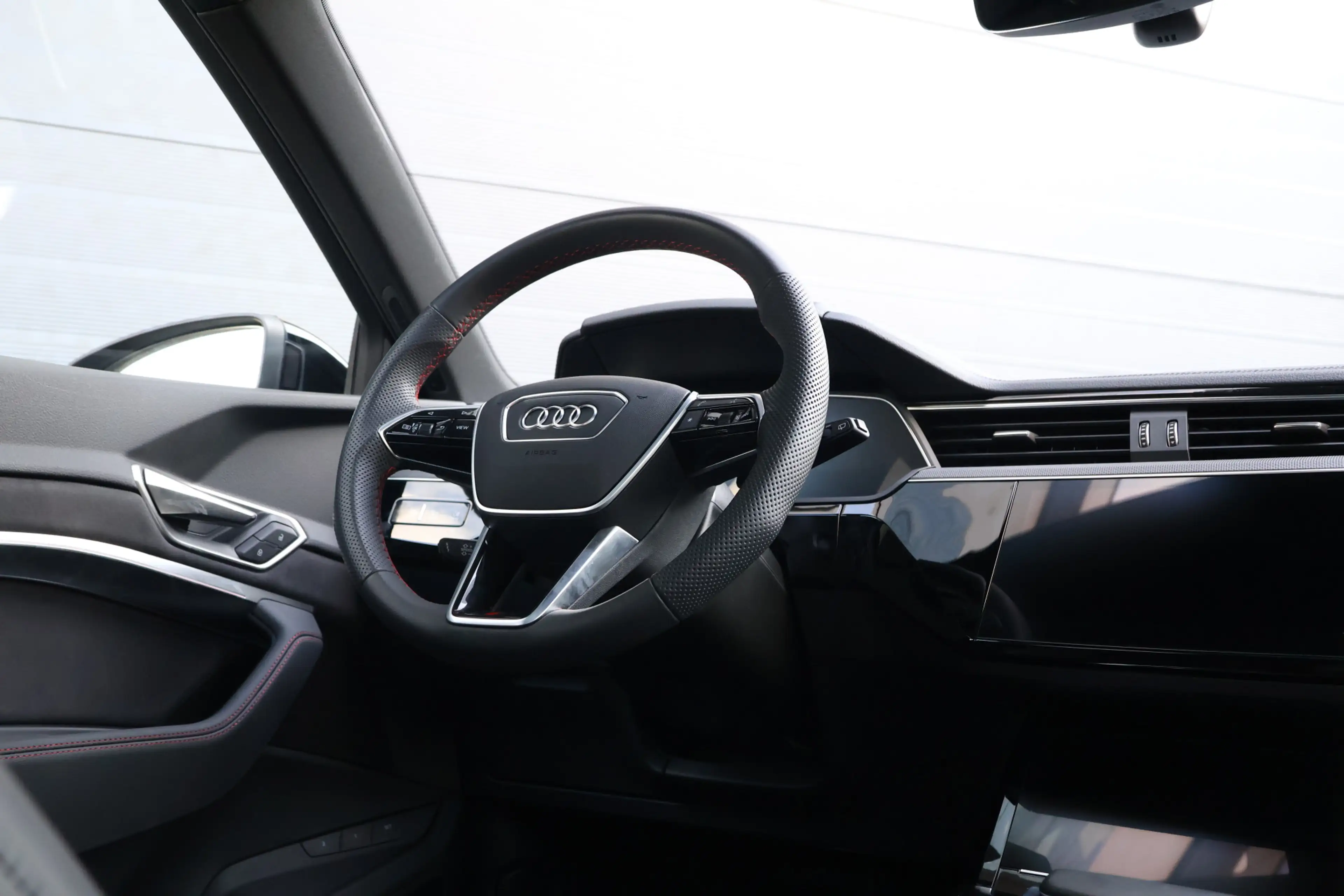 Audi Q8 e-tron 55 quattro S Edition 115 kWh SOH 100% Pano/LED Mat — photo 14