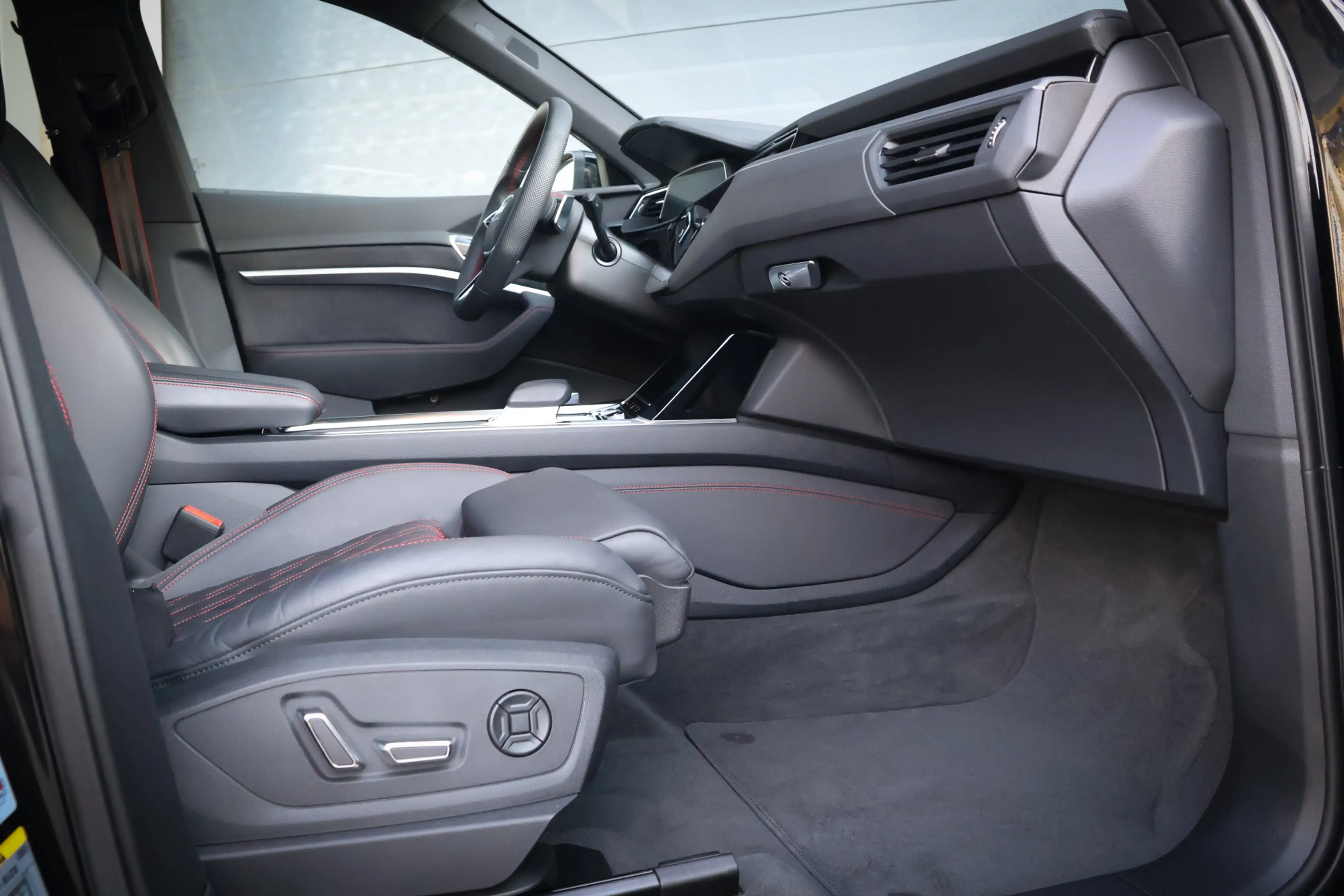 Audi Q8 e-tron 55 quattro S Edition 115 kWh SOH 100% Pano/LED Mat — photo 13
