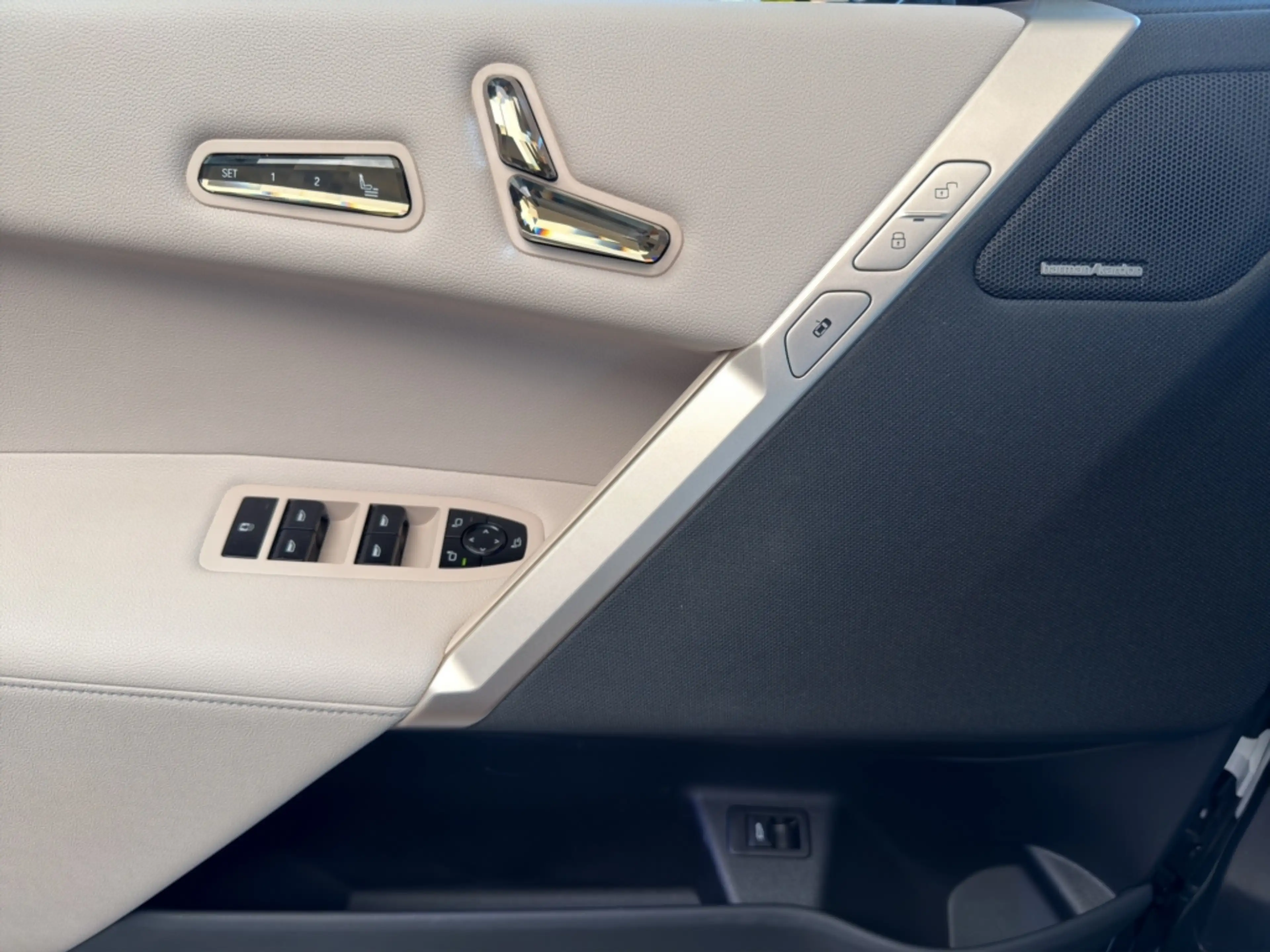 BMW iX xDrive50 M Sport PANO - HUD - 360° — photo 21