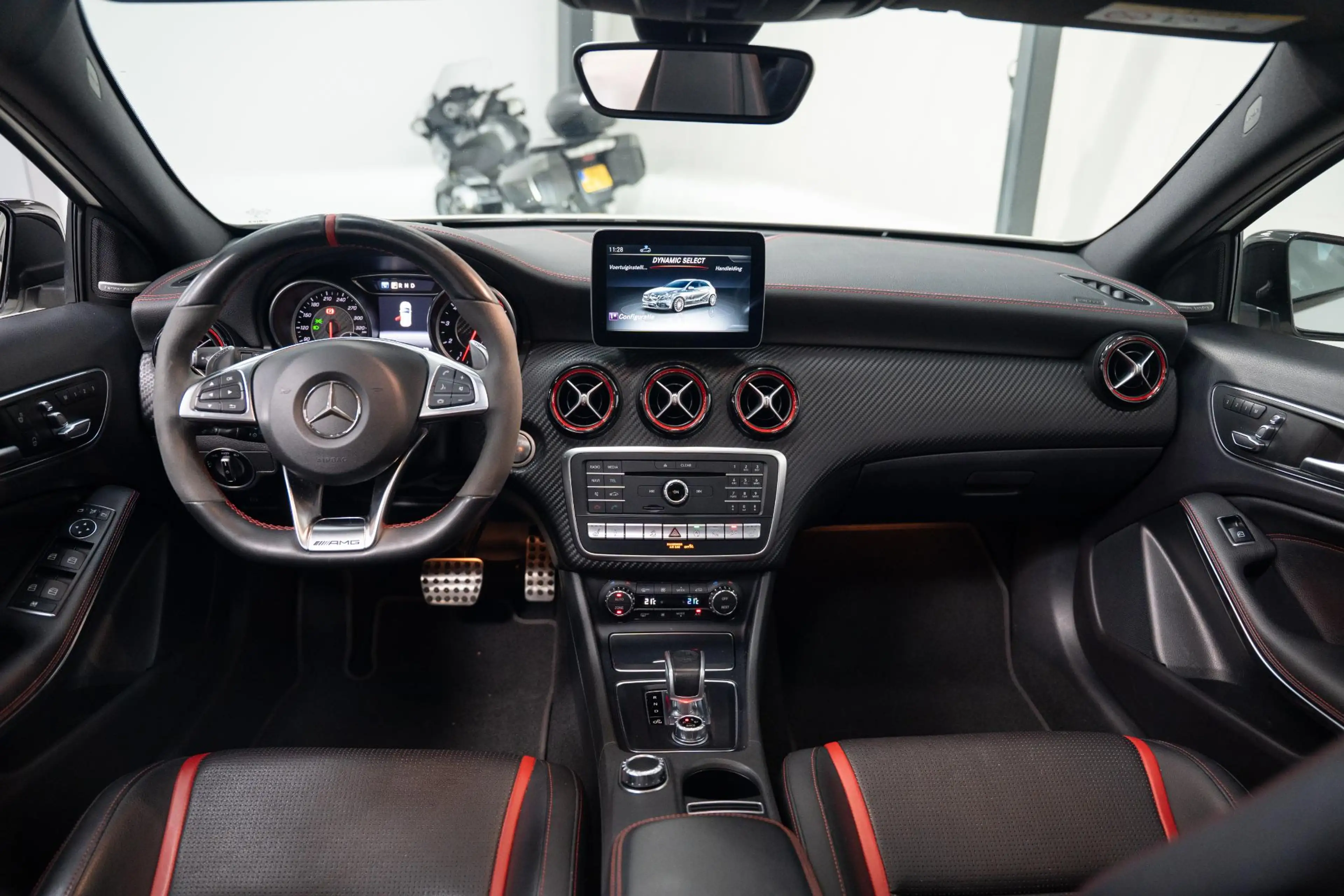 Mercedes-Benz A 45 AMG 4MATIC*381PK*FACELIFT*AERO*PANO*KUIPST*FULL — photo 3