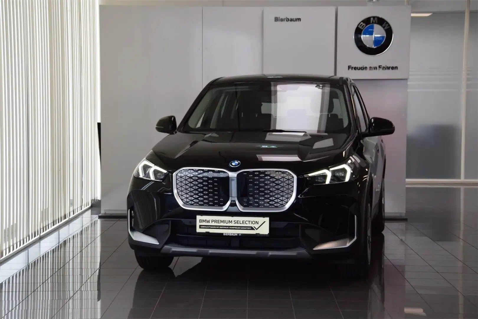 BMW iX1 eDrive20 Fekete - 2