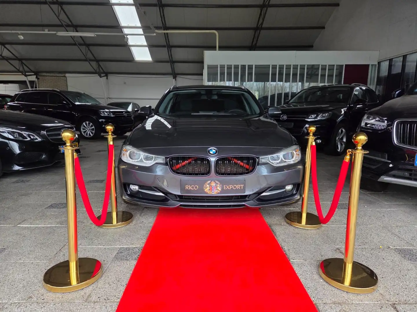 BMW 320 3-serie Touring 320D 184 PK MANUAL High Executive Grau - 1