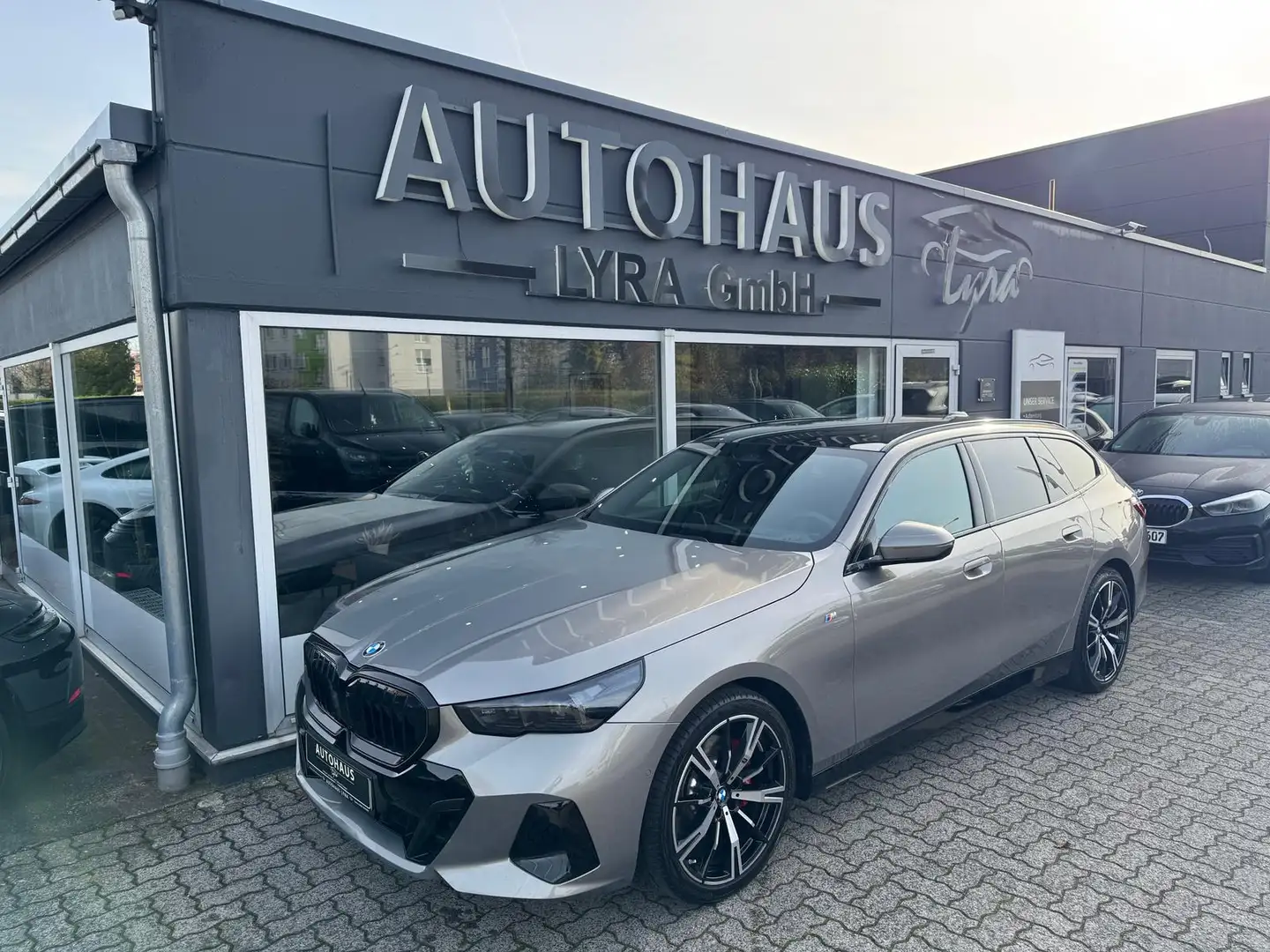 BMW 520 i Touring M Sport Pro*LED*PANO*H&K*360°KAM* Grau - 2