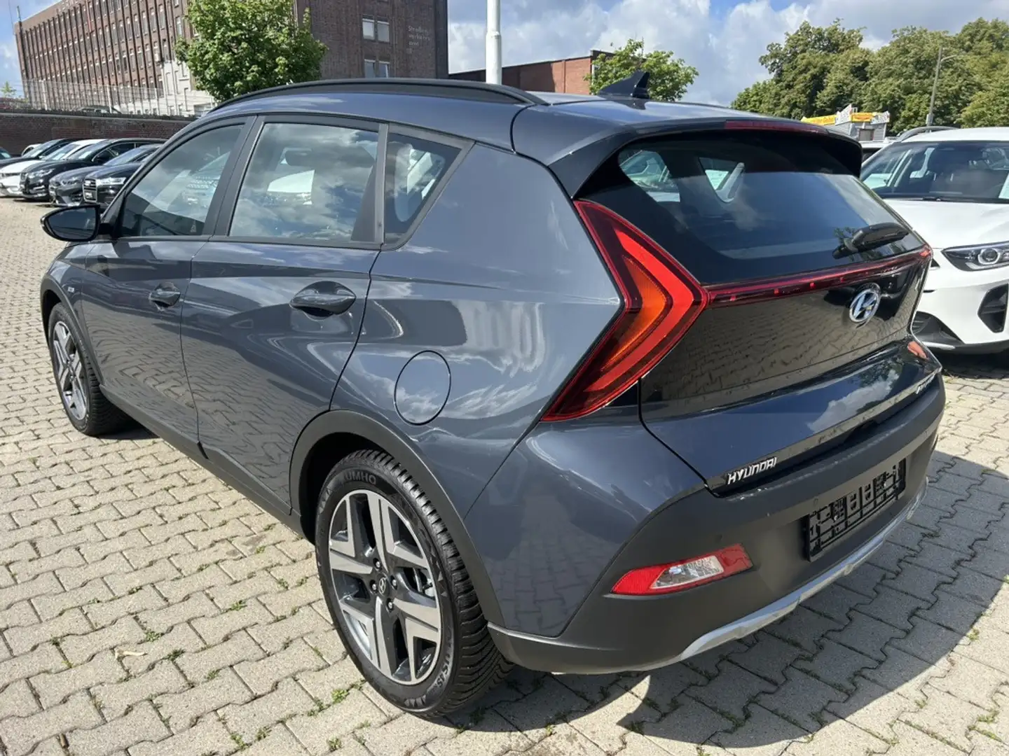 Hyundai BAYON 1.0 T-GDI AUTOMAAT 48V MILD HYBRID PREMIUM RIJKLAA Grijs - 2