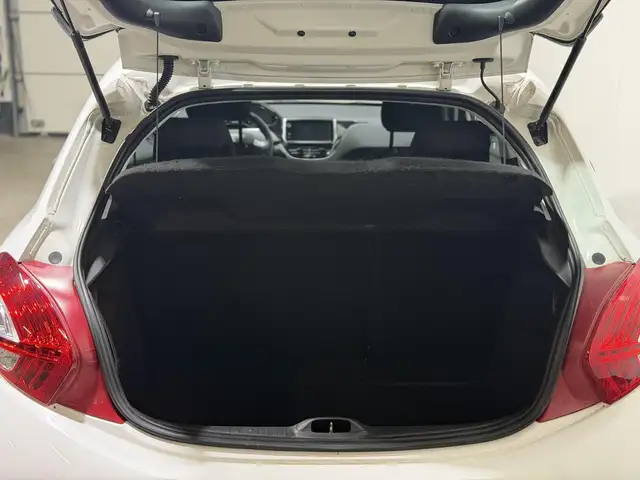 Peugeot 208 view 9