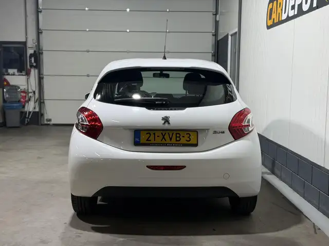 Peugeot 208 view 6