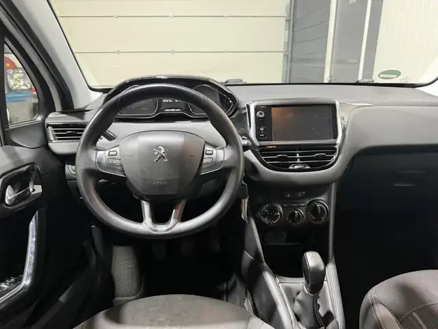 Peugeot 208 view 11