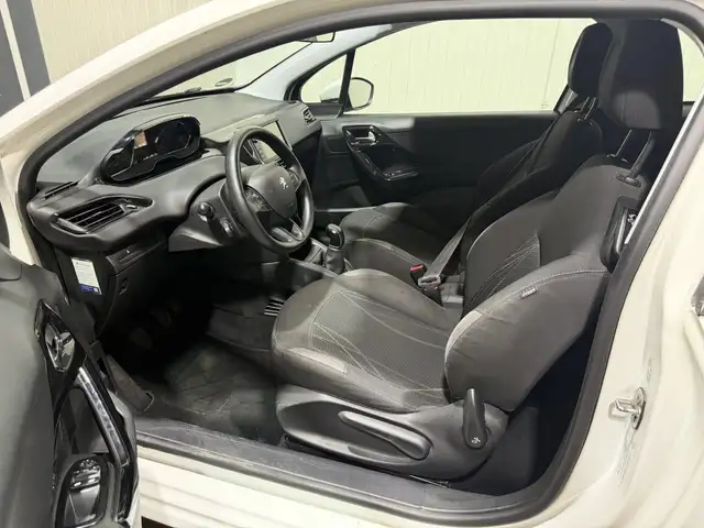 Peugeot 208 view 12