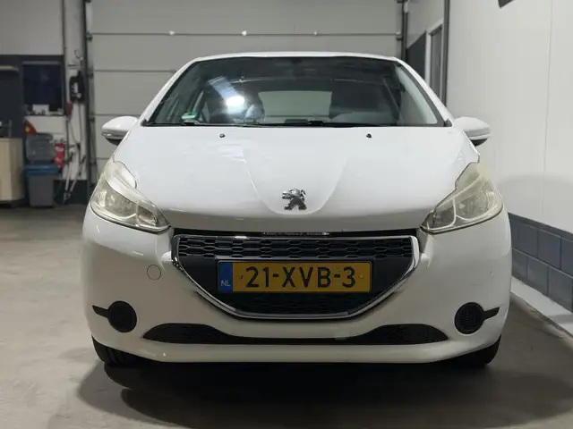 Peugeot 208 view 2