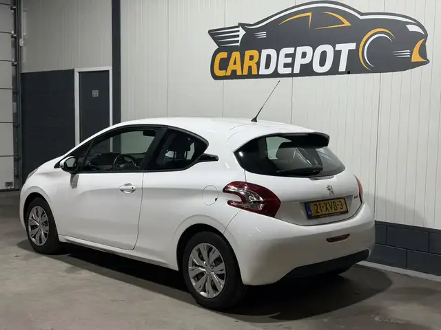 Peugeot 208 view 5