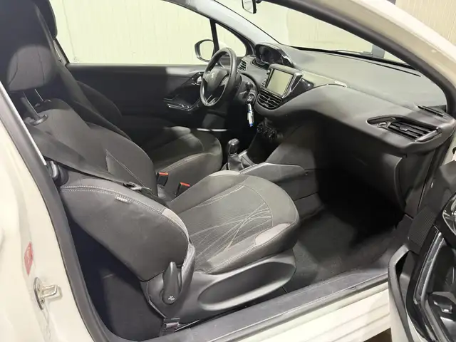 Peugeot 208 view 13