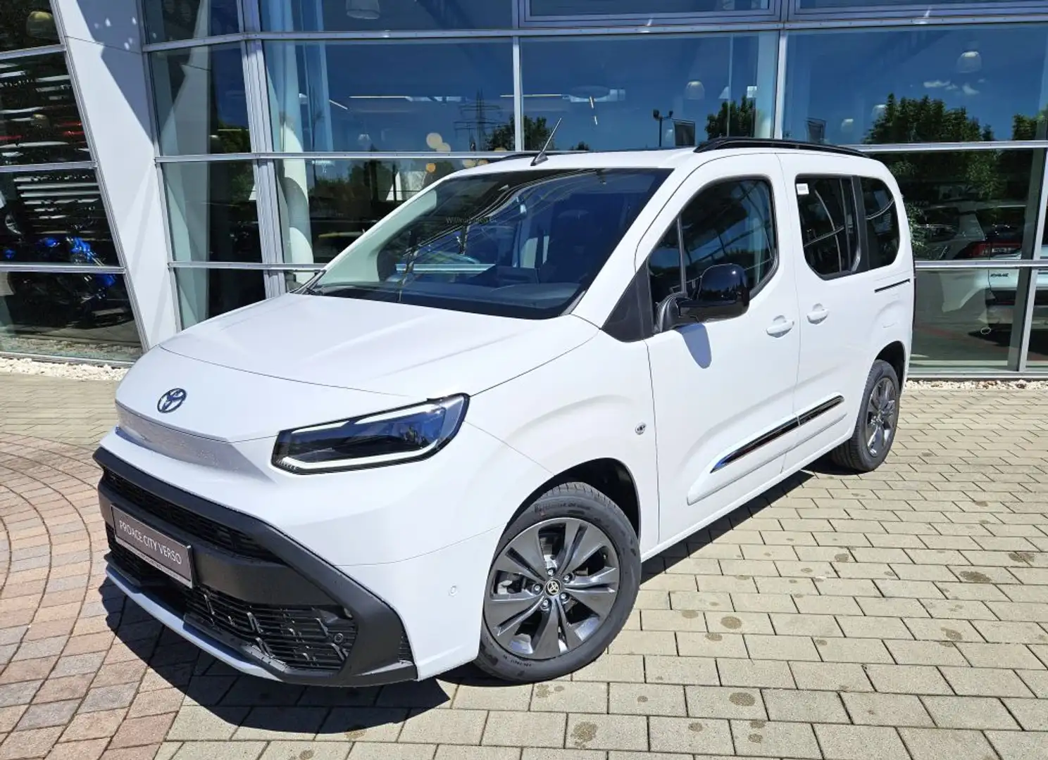 Toyota Proace City Verso 1.5 D-4D L1 Aut Lounge Bílá - 1