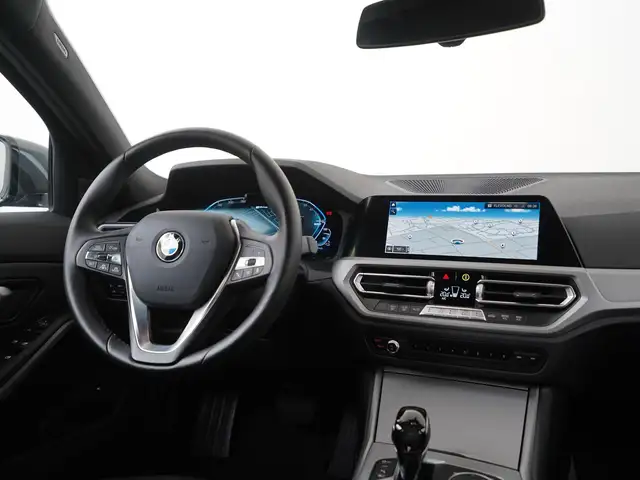 BMW 3 Series view 6