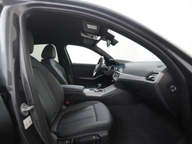 BMW 3 Series view 3