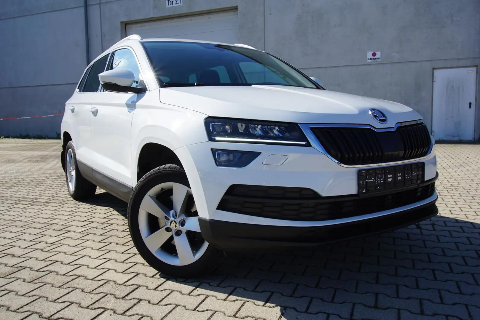 Skoda Karoq 1.5TSI Style DSG AHK Navi LED PDC 1.Hand Weiß - 1