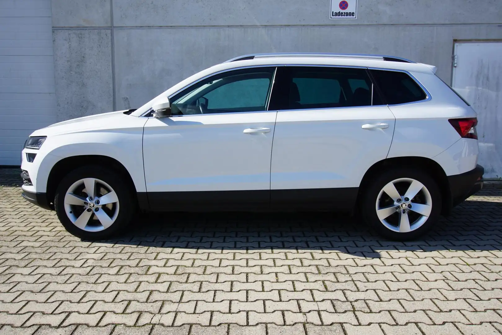 Skoda Karoq 1.5TSI Style DSG AHK Navi LED PDC 1.Hand Weiß - 2