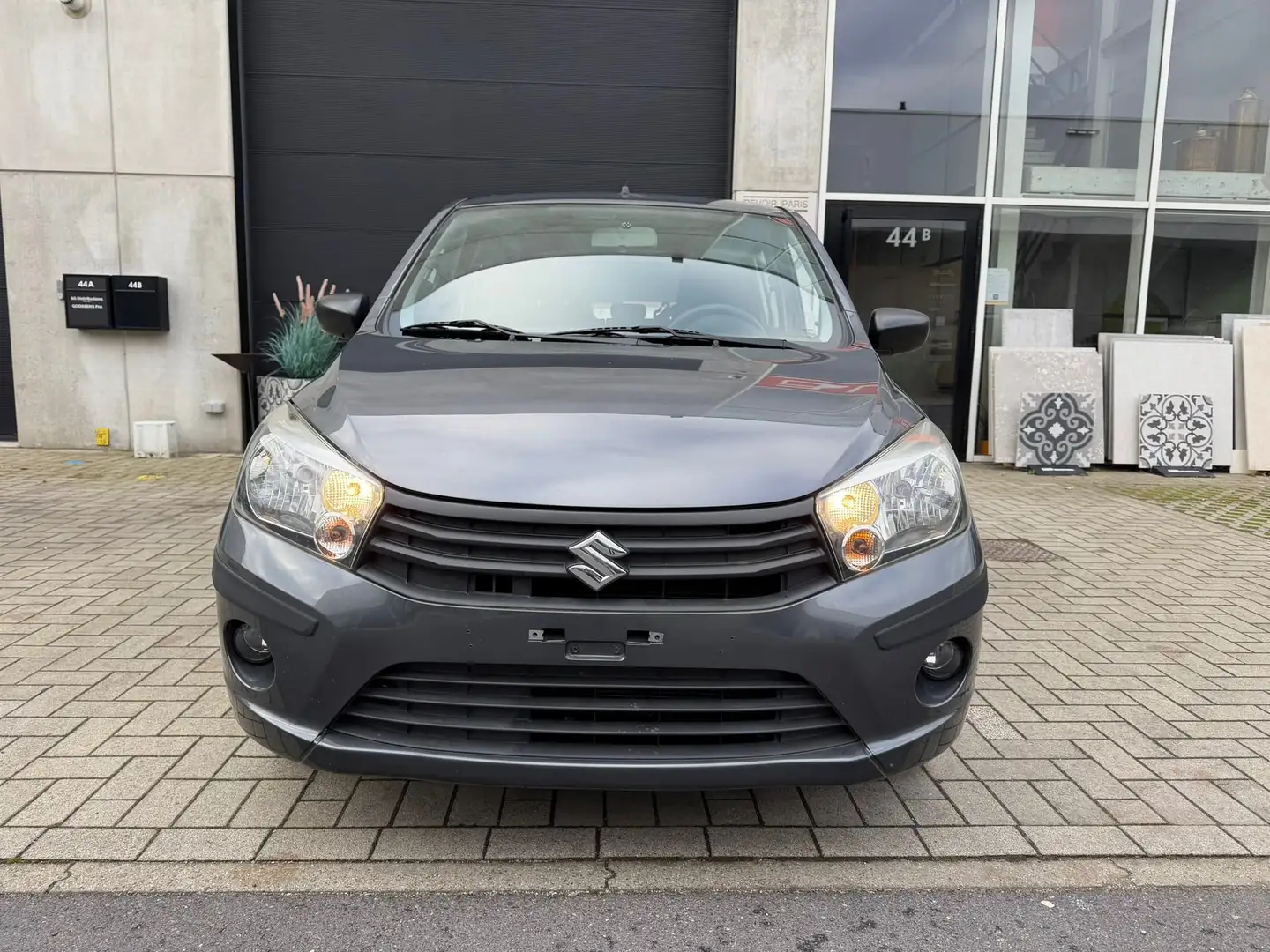 Suzuki Celerio 1.0i 1er Prop Carnet Boite Auto Airco ParkAssist Silber - 2