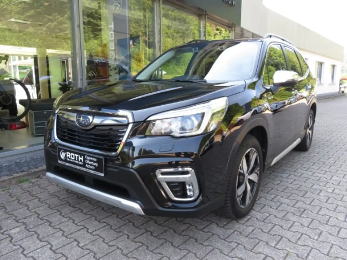 Subaru Forester 2.0ie Lineartronic Platinum Panorama Navi Klimaaut Schwarz - 2