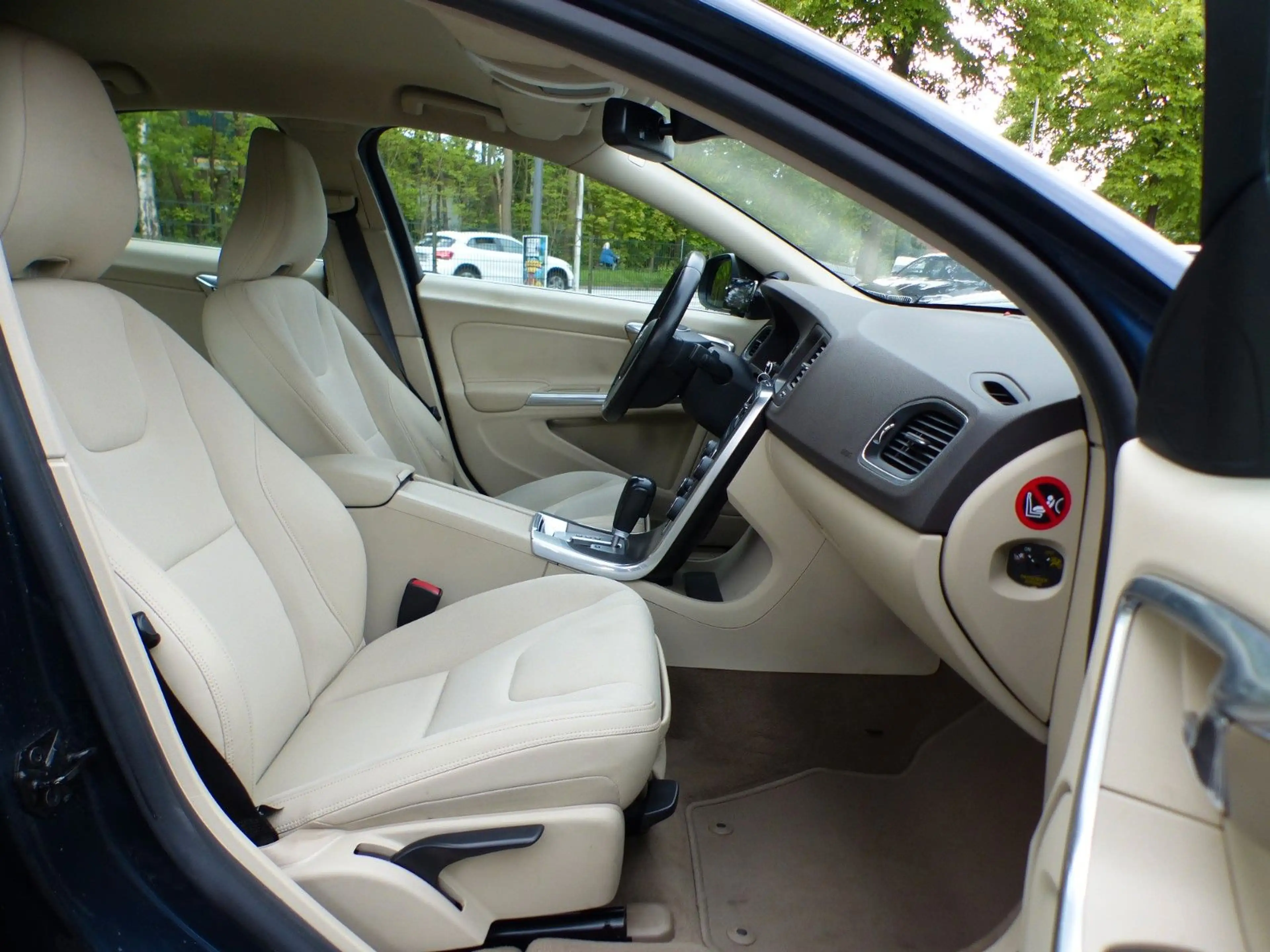 Volvo S60 Lim. D3 Momentum Aut. Nav Parkhilfe Alu BT — photo 11