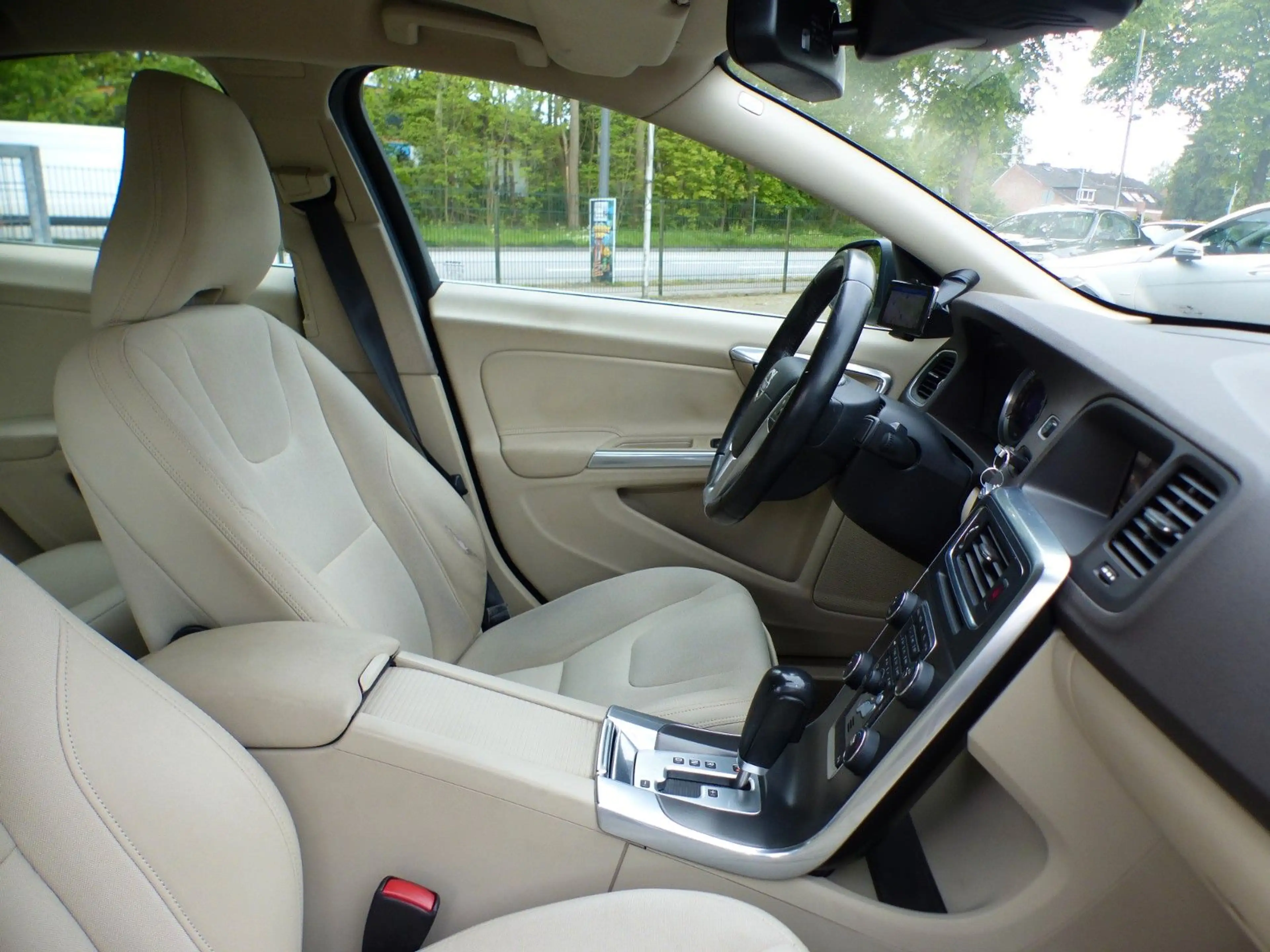 Volvo S60 Lim. D3 Momentum Aut. Nav Parkhilfe Alu BT — photo 12