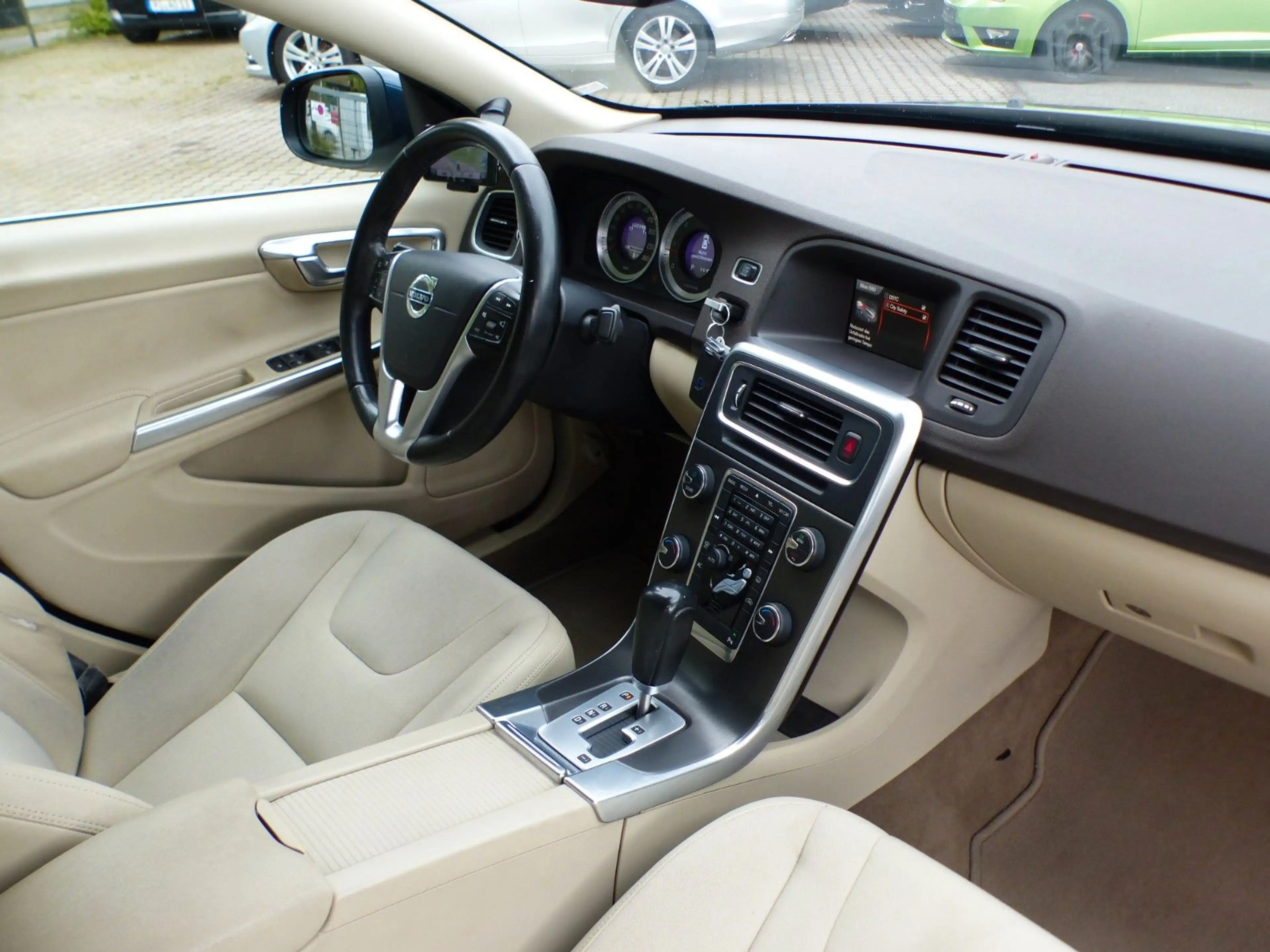 Volvo S60 Lim. D3 Momentum Aut. Nav Parkhilfe Alu BT — photo 10