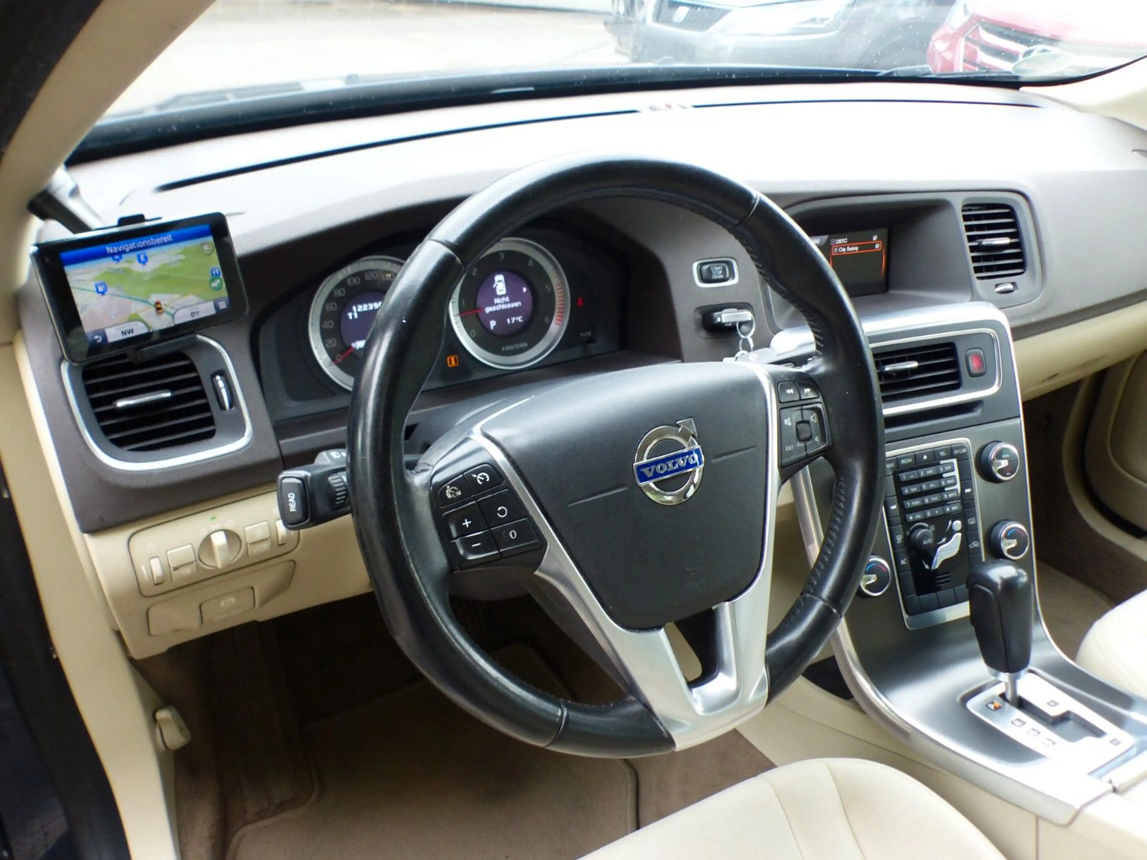 Volvo S60 Lim. D3 Momentum Aut. Nav Parkhilfe Alu BT — photo 8