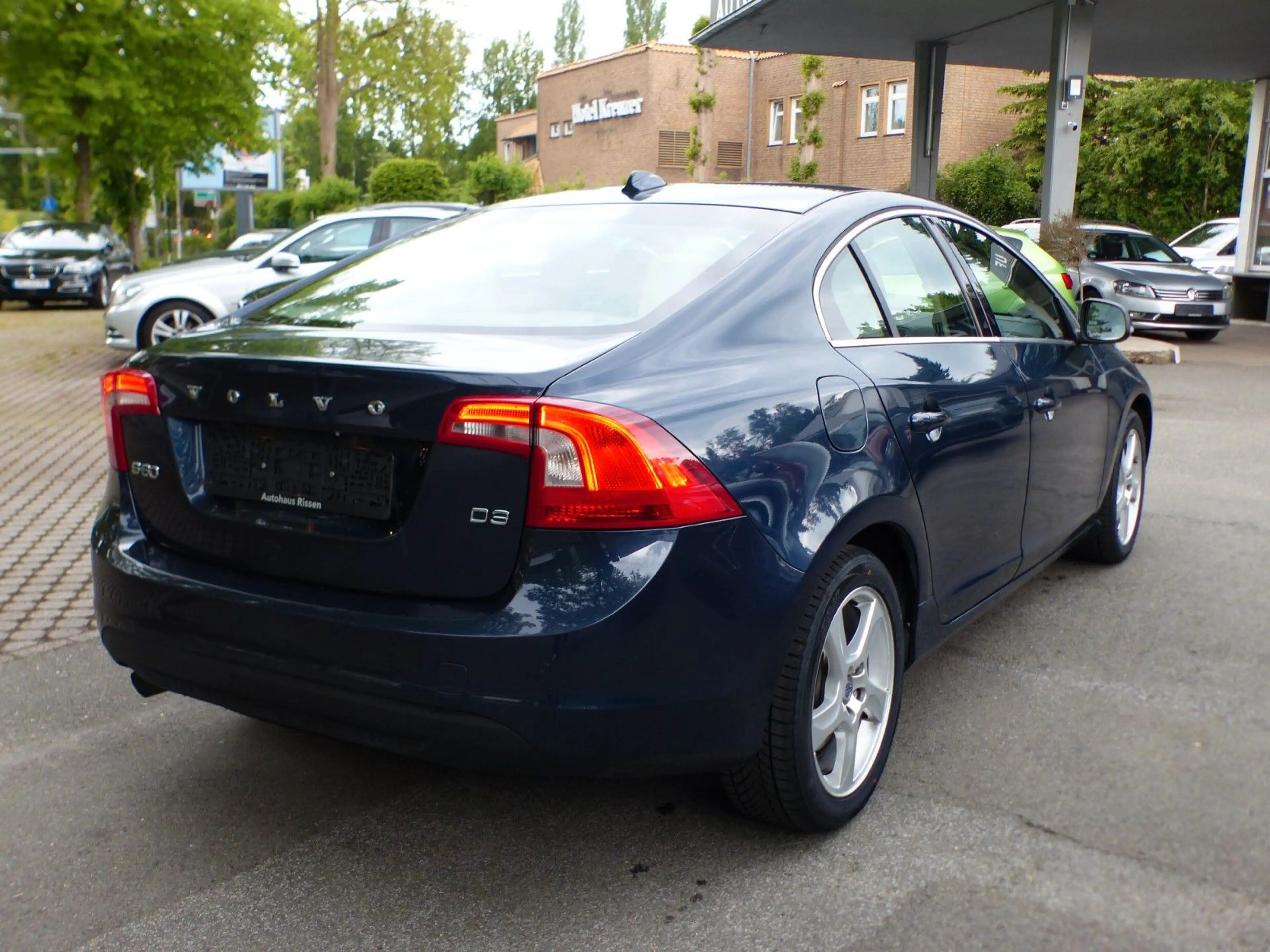 Volvo S60 Lim. D3 Momentum Aut. Nav Parkhilfe Alu BT — photo 4
