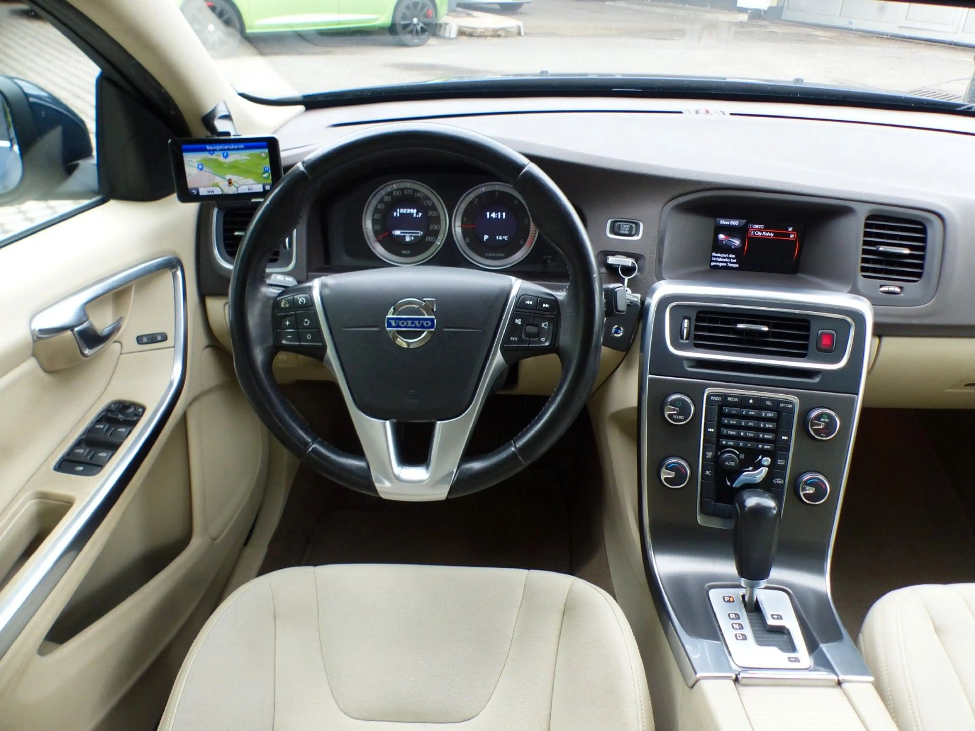 Volvo S60 Lim. D3 Momentum Aut. Nav Parkhilfe Alu BT — photo 9