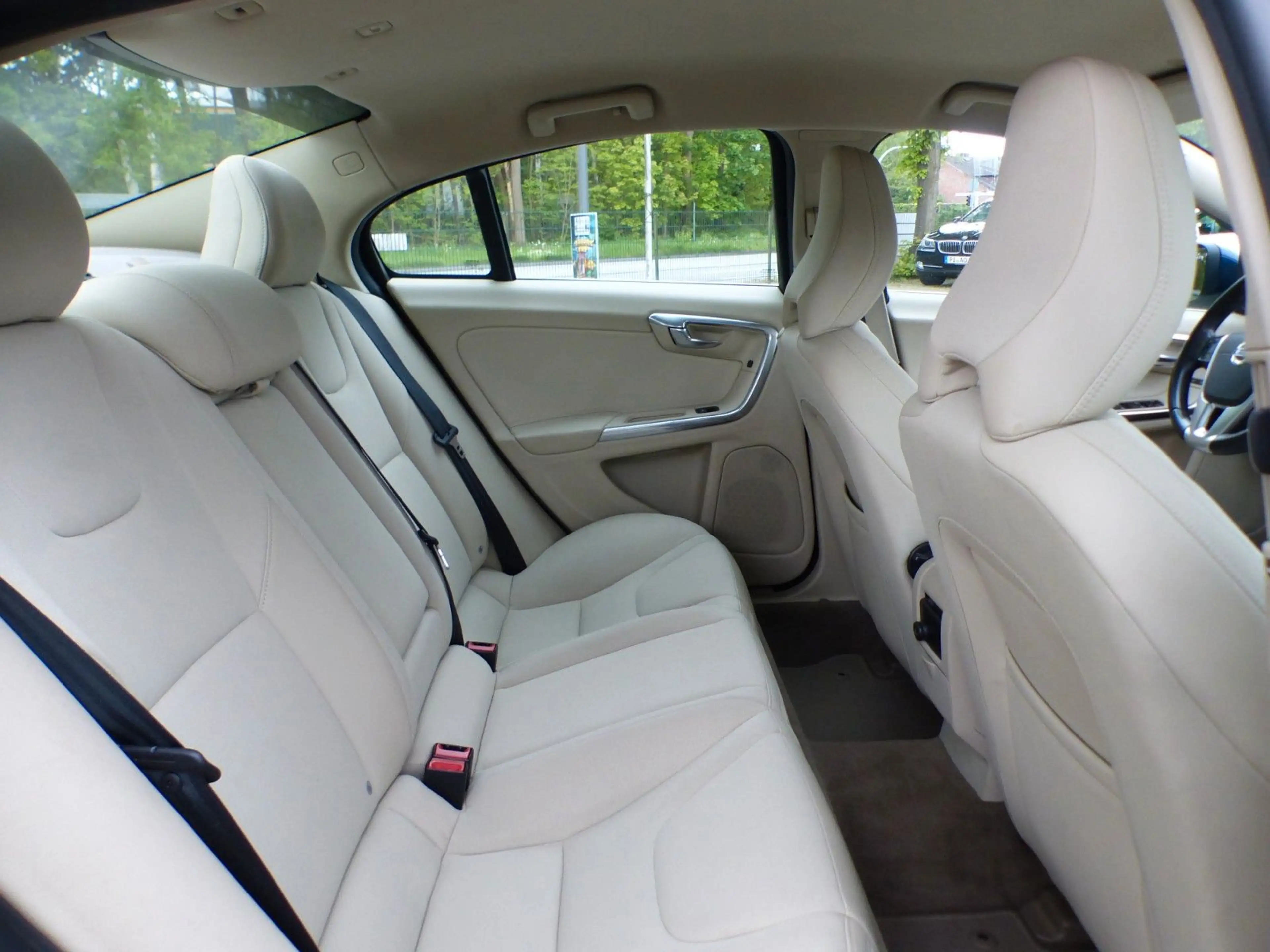 Volvo S60 Lim. D3 Momentum Aut. Nav Parkhilfe Alu BT — photo 13