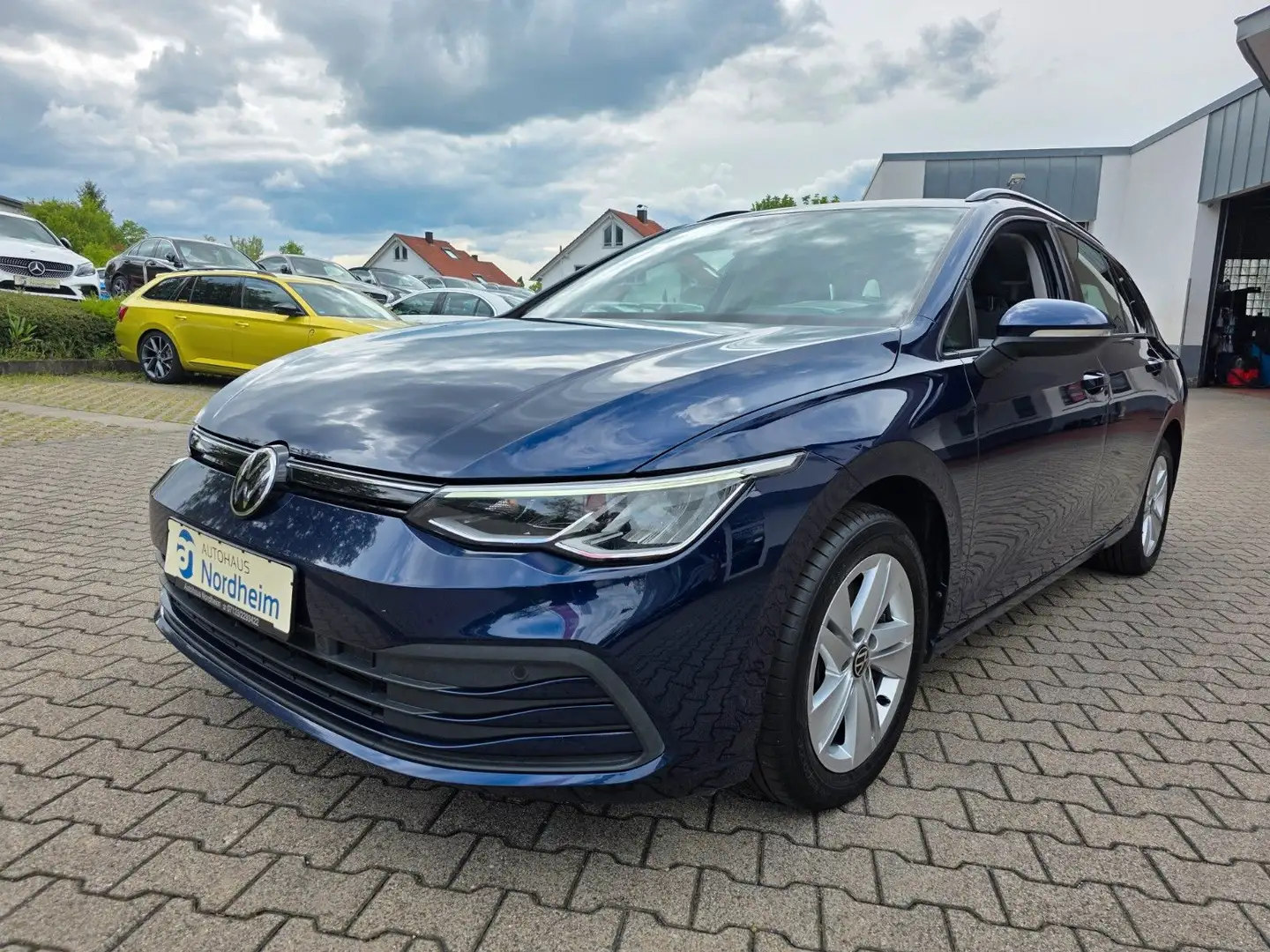 Volkswagen Golf VIII Variant 2.0 TDI Life Automatik/LED/ACC Blau - 1